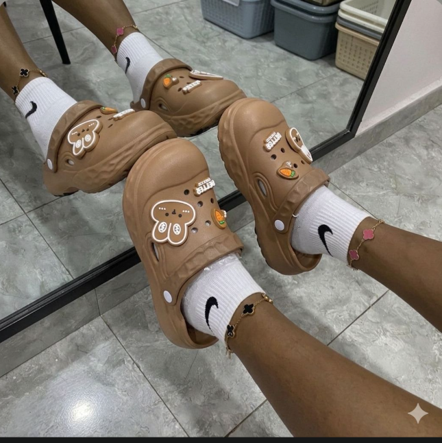Chaussures pour femmes antidérapantes en EVA, sabots style Crocs, sandales d'extérieur, pantoufles de plage, sabots perforés pour infirmières et ensemble de breloques pour chaussures, adorables