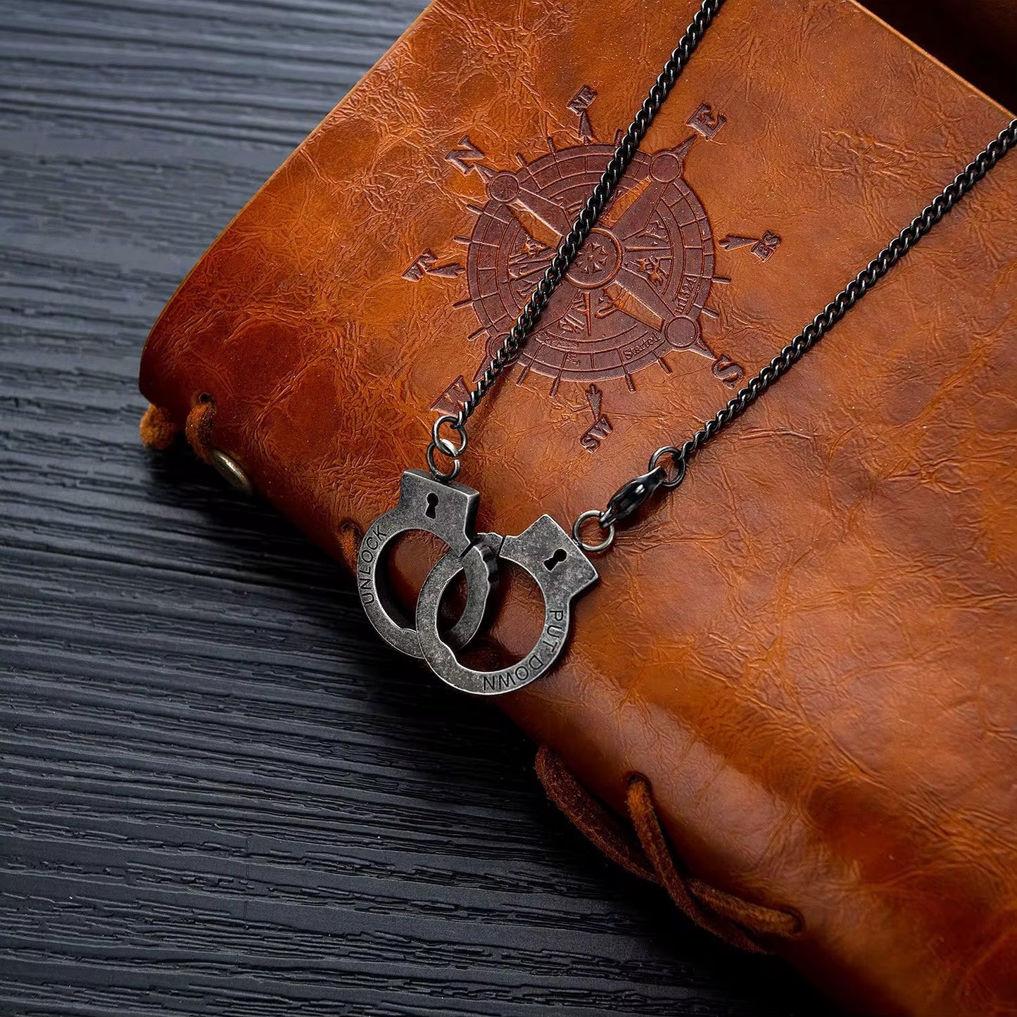 Collier créatif en acier inoxydable avec menottes, pendentif
