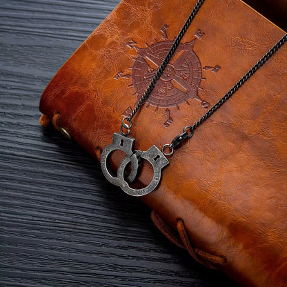 Collier créatif en acier inoxydable avec menottes, pendentif