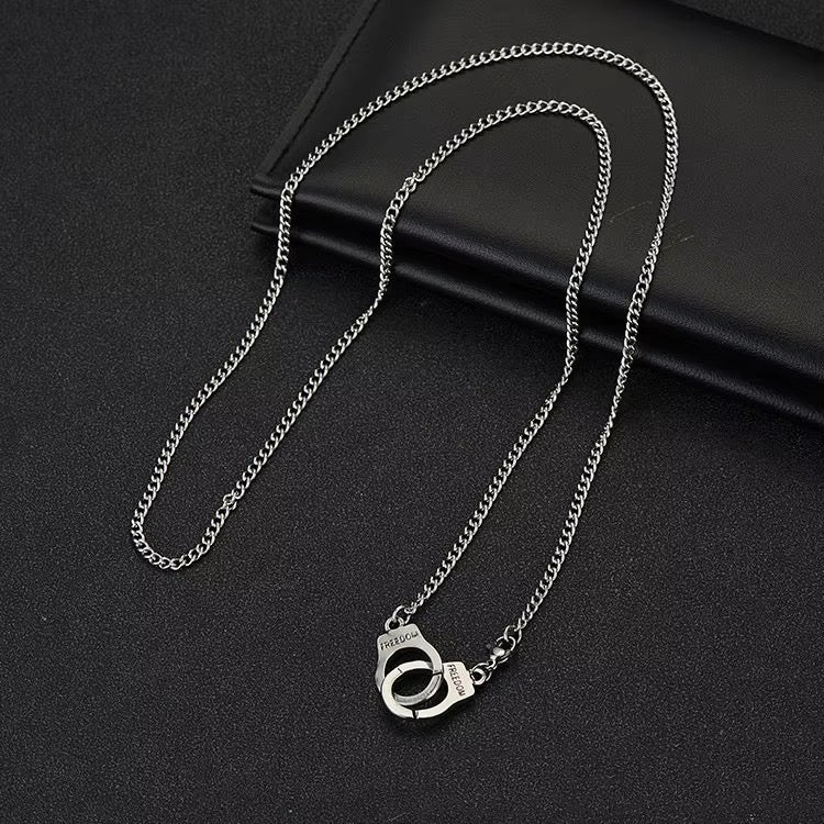 Collier créatif en acier inoxydable avec menottes, pendentif