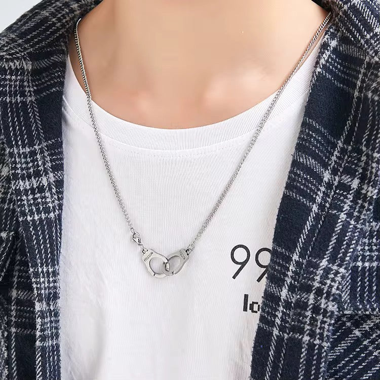 Collier créatif en acier inoxydable avec menottes, pendentif