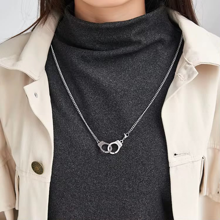 Collier créatif en acier inoxydable avec menottes, pendentif